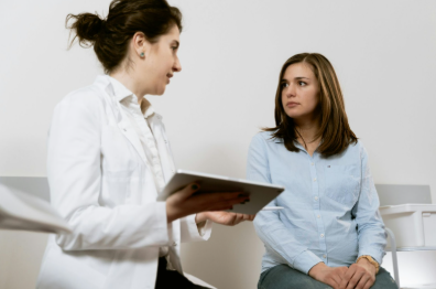 دليلك الشامل لتجميل الثدي: كل ما تحتاجين معرفته عن الأنواع، الفوائد، المخاطر والتقنيات الحديثة
