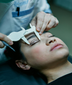 تجميل الجفون: سر النظرة الساحرة والشباب الدائم