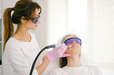 تقنيات التجميل بالليزر: مستقبل الجمال يبدأ من هنا